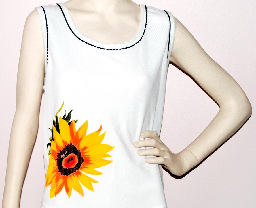 Natty — NATTY "FLOWER" SLEEVELESS SCOOP NECK (MEDIUM, LARGE) 100% Polyester