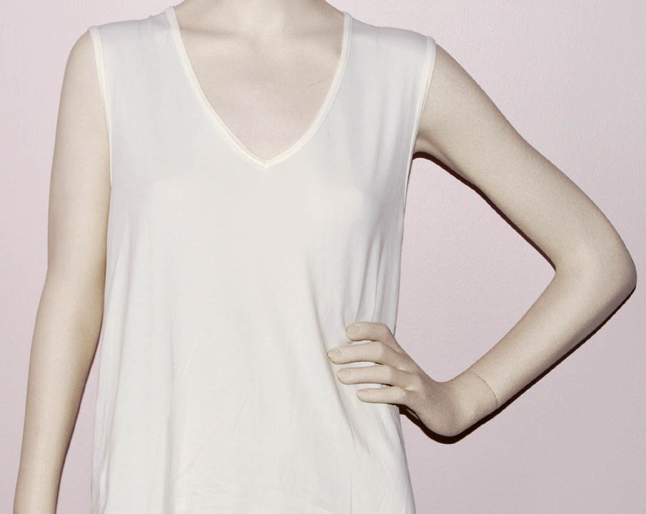 Nike — NIKE "SEAMLESS" DRI-FIT SLEEVELESS underlayer V-NECK (Ivory) (MED, L)